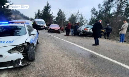 Sinop'ta "dur" ihtarına uymayan otomobilin çarptığı iki araçtaki 1'i polis, 3 kişi yaralandı