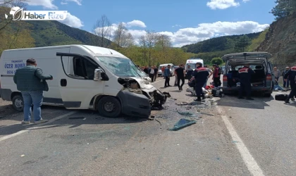 Bolu’da iki panelvan çarpıştı, 3’ü ağır 15 kişi yaralandı