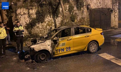 Fatih'te, seyir halindeki taksi alev alev yandı