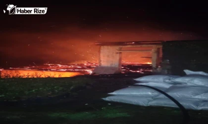 Rize'de iki katlı ahşap ev yandı
