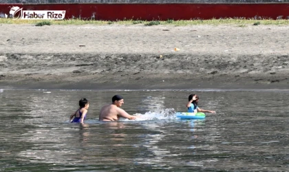 Trabzon’da sıcak havayı fırsat bilenler denize girdi