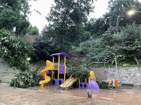 #rize Rize'de toprak kayması sonucu çocuk parkı zarar gördü
