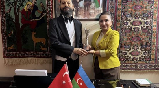Dünyaca Ünlü Yazar Akif Manaf’a Anlamlı Ödül: “Barış Sanatı Ödülü”