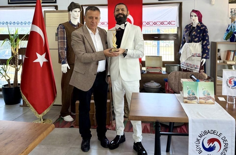 Akif Manaf’a Büyük Mübadele Derneği’nden Evrensel Kardeşlik ve Barış Ödülü