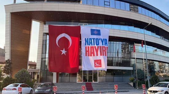Saadet Partisi’nden NATO Zirvesi öncesi “NATO’ya hayır” pankartı