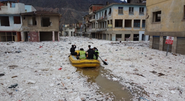 Sular altında kalmadan kurtarıldı