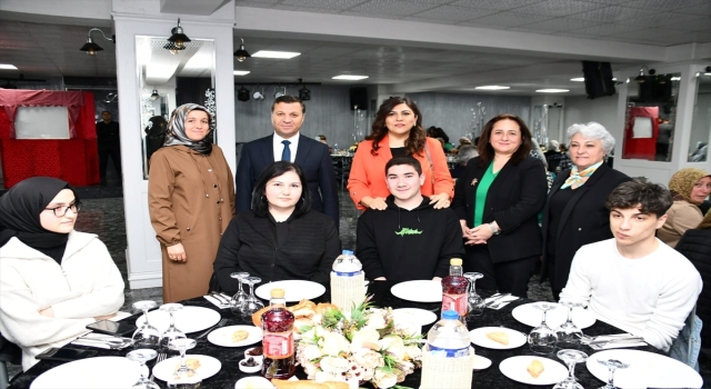 Yetim çocuklar için iftar programı
