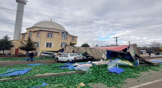 Tır devrildi, yaralılar var