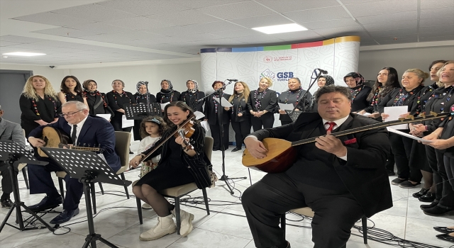 Depremzede kadınlar konser verdi