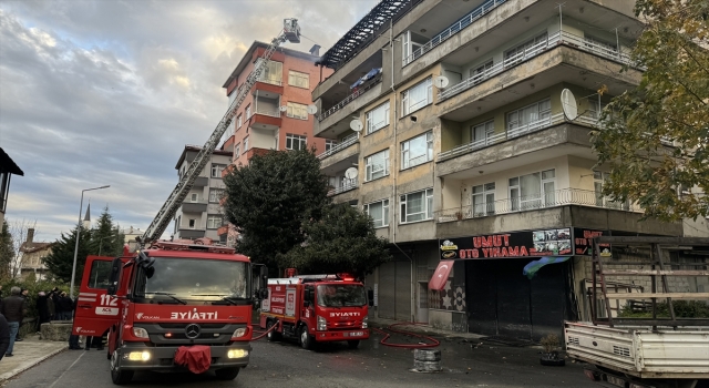 Rize’de binanın çatısında çıkan yangın hasara yol açtı