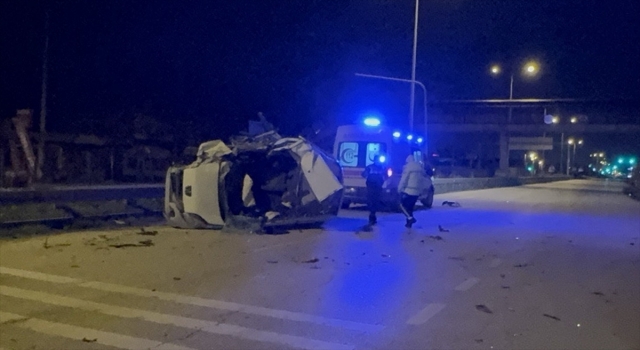 Düzce’de tıra çarptıktan sonra takla atan araçtaki 1 kişi öldü, 1 kişi yaralandı
