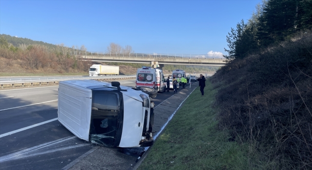 Bolu’da otoyolda devrilen minibüsteki 2 kişi yaralandı