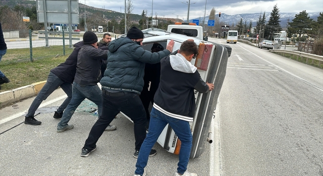 Takla atan otomobilden yara almadan çıktılar