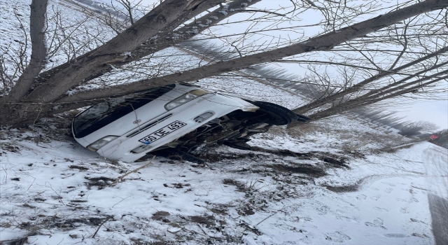 Tokat’ta minibüsün devrildiği kazada 2 kişi yaralandı