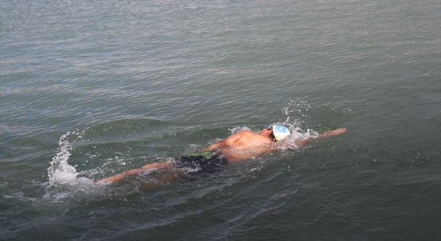 Gezmek için geldiği Ordu’da soğuk havaya rağmen denize girdi