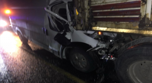 Düzce’de tıra çarpan kamyonetin sürücüsü yaralandı