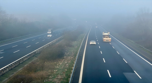 Anadolu Otoyolu’nda sis görüş mesafesini düşürdü