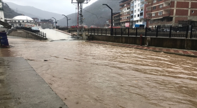 Artvin’de kar ve sağanak hayatı olumsuz etkiledi