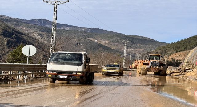 Artvin’de heyelan nedeniyle kapanan kara yolları kontrollü ulaşıma açıldı