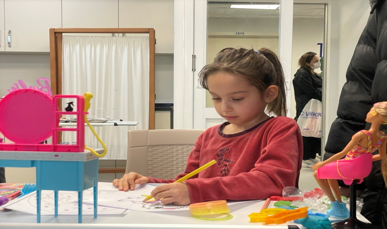 Üniversiteliler hastanede tedavi gören çocukları oyuncaklarla sevindiriyor