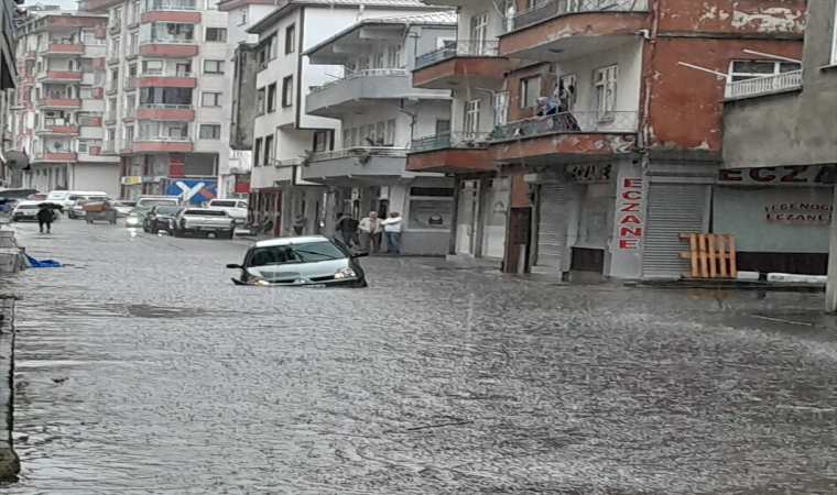 sağanak  yağış Artvin’in Hopa ilçesinde hasara yol açtı