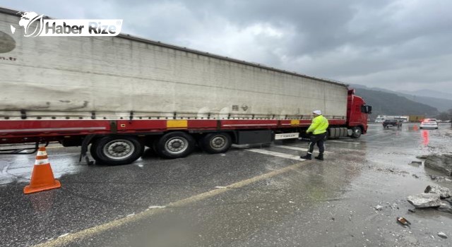 Sakarya'da refüje çarpan tır ulaşımı aksattı
