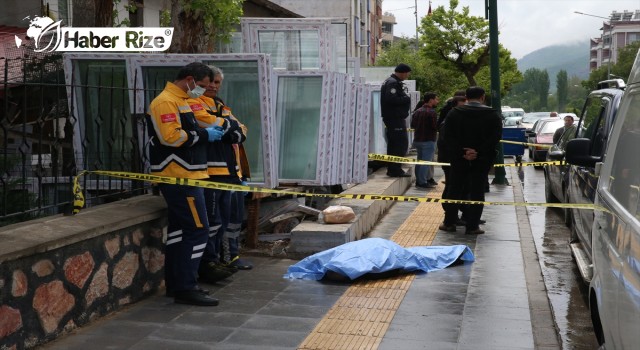 Bir kişi kaldırımda ölü bulundu