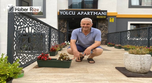 Apartmanın önünden çiçek hırsızlığı güvenlik kamerasında
