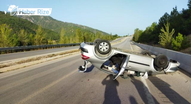Devrilen otomobildeki 4 kişi yaralandı