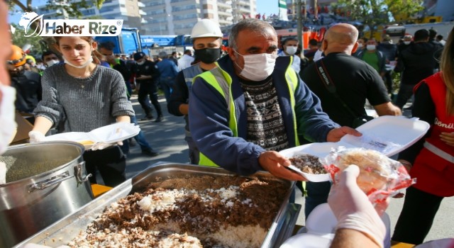 Depremzedelere sıcak yemek ikramı sürüyor