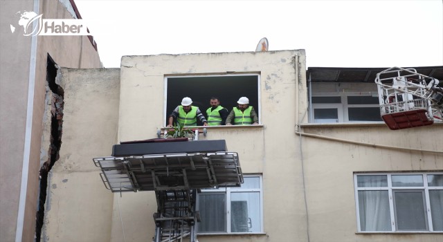 Duvarlarında çatlaklar oluşan apartman boşaltılıyor