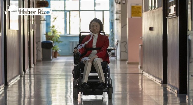 Gamze öğretmen, derslere solunum cihazı ile girerek gençlere ilham oluyor