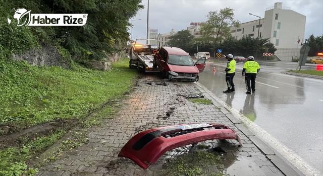 Minibüs ile çarpışan otomobildeki 2 kişi yaralandı