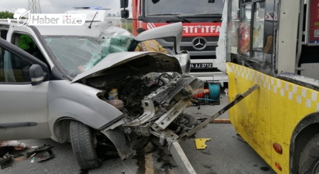 Otobüs ile çarpışan hafif ticari aracın sürücüsü yaşamını yitirdi