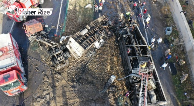 Yolcu otobüsü iki kamyonla çarpıştı: 7 ölü, 11 yaralı