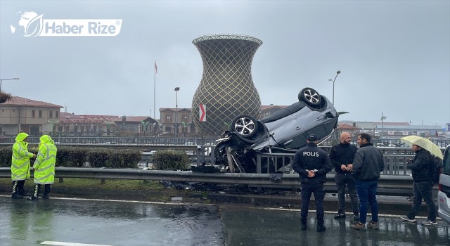 Rize'de kaza yapan otomobil viyadükte asılı kaldı