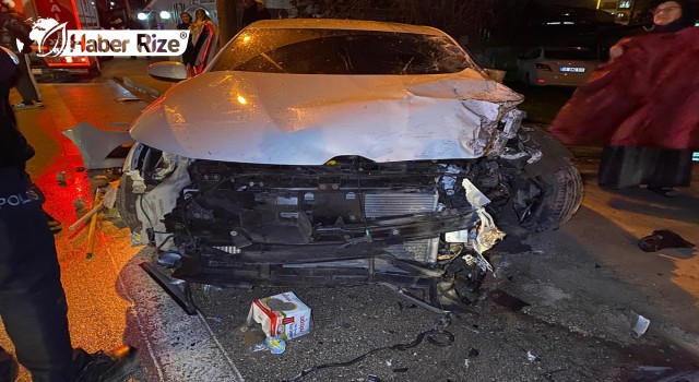 Otomobil tıra çarptı