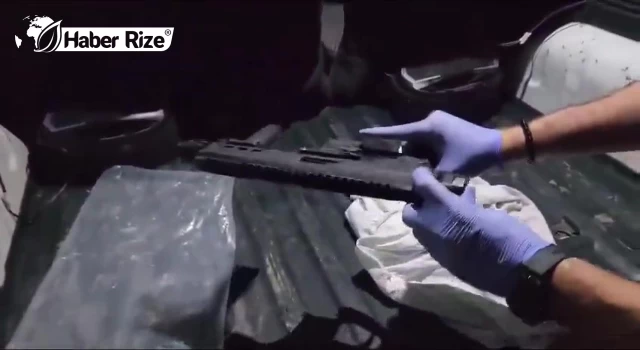 Aracın döşemelerine gizlenmiş uzun namlulu silah ve tüfek bulundu