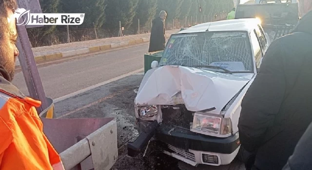 Bariyere çarpan otomobildeki sürücü ve hamile eşi yaralandı