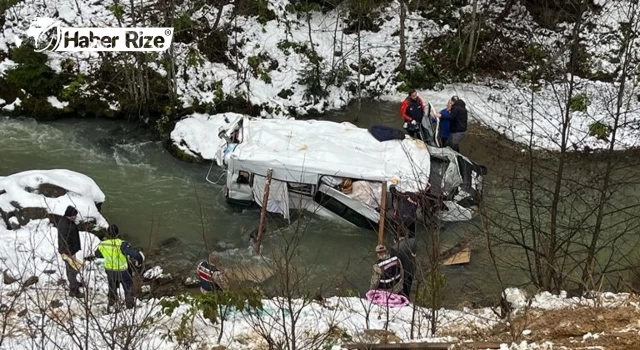 Dereye yuvarlanan minibüsün sürücüsü yaralandı
