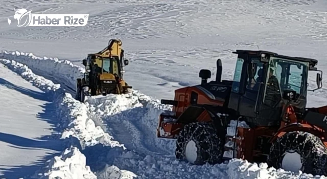 Kardan kapanan köy yolunun ulaşıma açılmasına çalışılıyor
