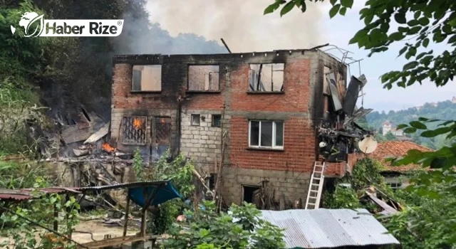 Rize'de iki katlı evin çatısı yandı
