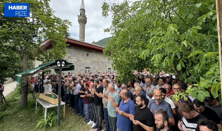 Rize’de silahla ateş edilmesi sonucu ölen kadının cenazesi defnedildi