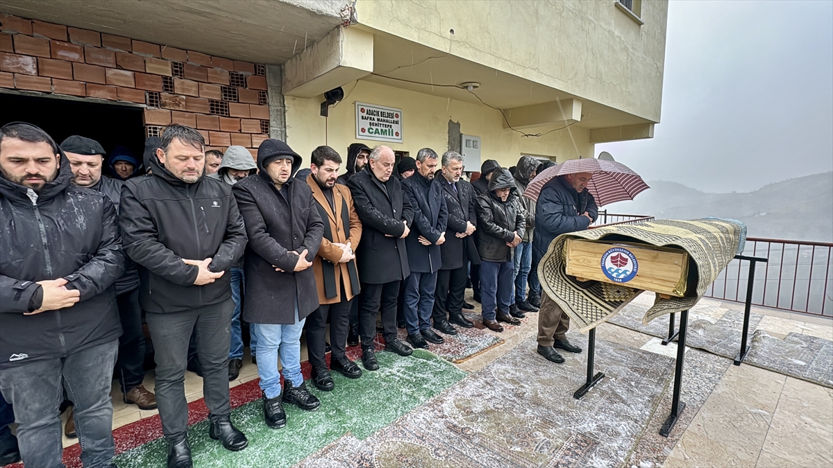 Çöken inşaatın enkazında hayatını kaybeden işçinin cenazesi defnedildi