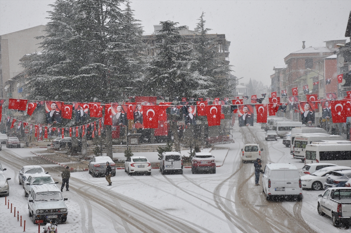 Gümüşhacıköy’de kar yağışı etkili oldu