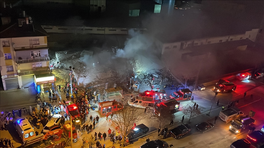 Konya'da Çöken Binada Arama Kurtarma Çalışmaları Sürüyor
