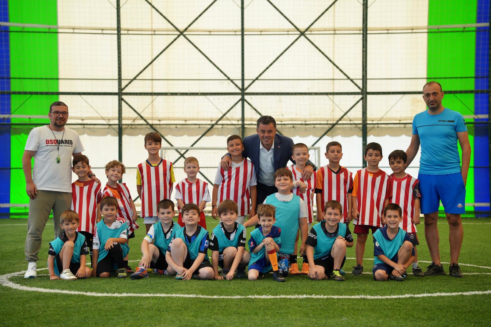 Başkan Sarıkurt, yaz spor okullarının futbol kursunu ziyaret etti