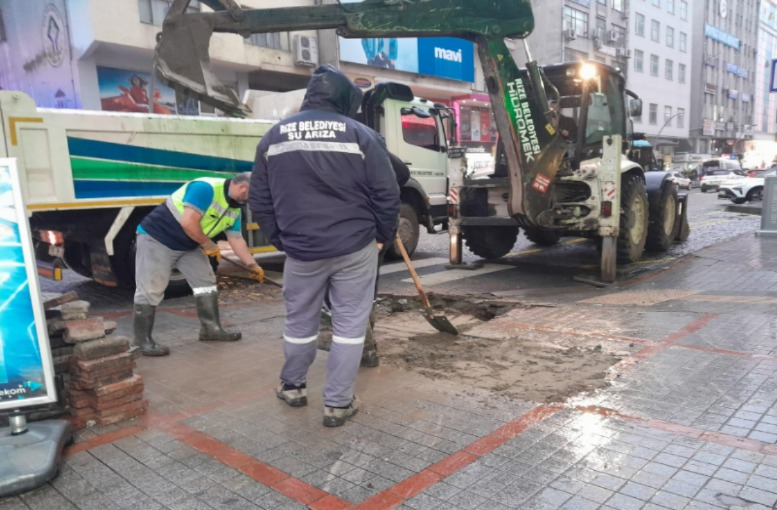 Belediye emekçileri yağmura aldırmadan çalışmalarını sürdürüyor