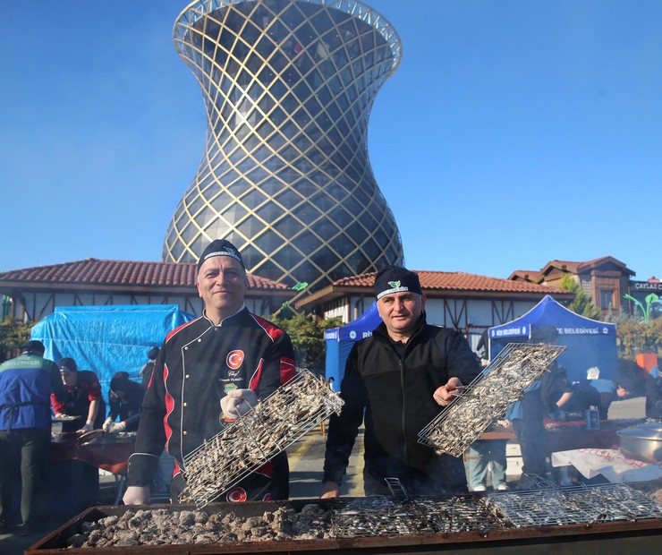 Rize’de 8. Hamsi Festivali’nde 2 Ton Hamsi İkram Edildi