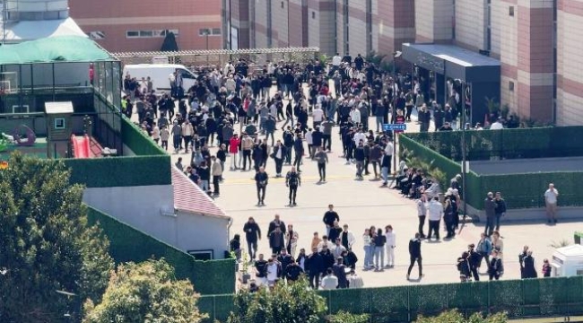 İstanbul'da 6,2 Büyüklüğünde Deprem: Vatandaşlar Sokaklara Döküldü
